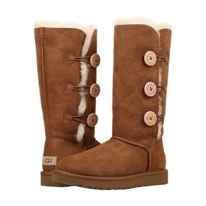 UGG Bailey Button Triplet II - Chestnut Boot in size 8